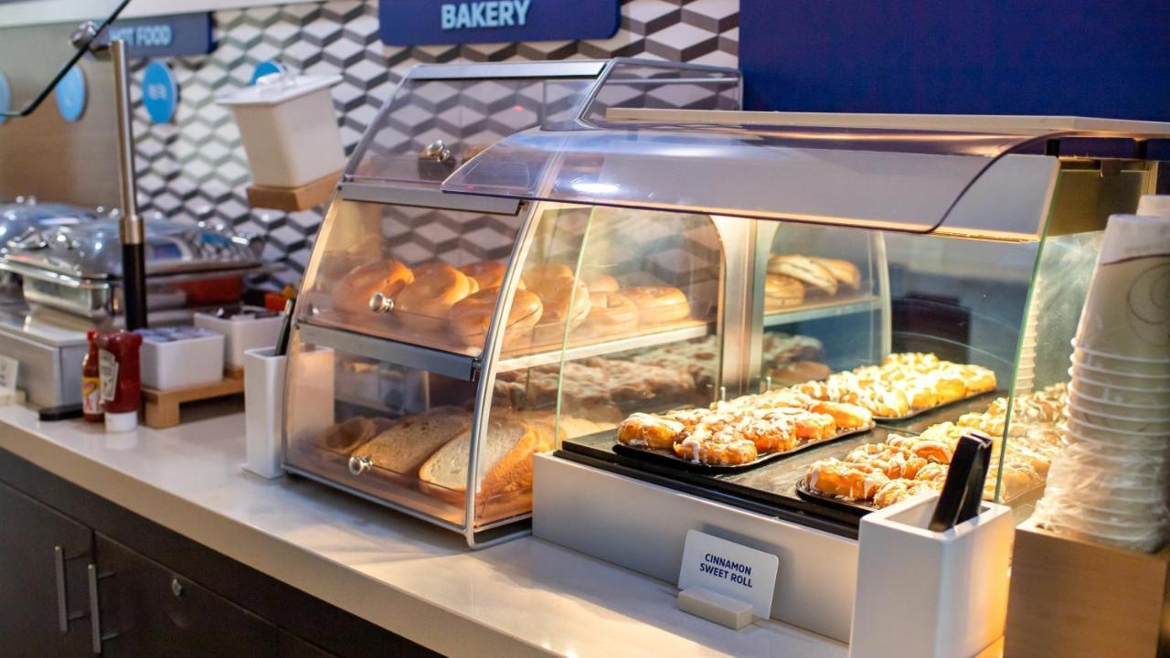 Holiday Inn Express Hickory - Hickory Mart By Ihg Екстер'єр фото